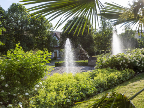 Trautes Heim, Glück allein – unser Ideal eines energieautarken Wohnens leistet einen erheblichen Beitrag zum nachhaltigen Zusammenleben mehrerer Generationen unter einem Dach. In Piusheim verfolgen wir eine klare Zukunftsvision: Durch geeignete Maßnahmen wollen wir weitaus weniger Energie als bisher verbrauchen. Eine CO₂-neutrale Energiebilanz und somit ein erstes Etappenziel erreichten wir durch die eigenständige Produktion von Wärme und Strom aus regenerativen Energiequellen wie Wasserkraft, Sonnenenergie und Holz.