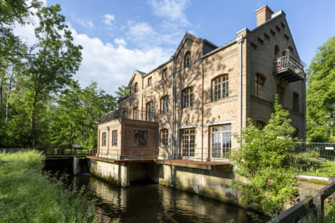 Wasserkraftwerk Piusheim. In unserer Piusheimer Kommune setzen wir durchgehend auf eine nachhaltige, ökologische Bauweise mit natürlichen Materialen.