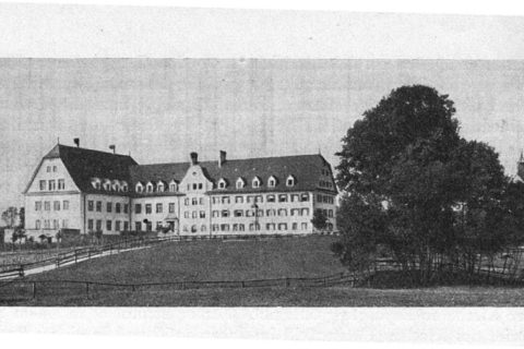 Erbaut wurde Piusheim ab 1912 im Auftrag von Prinzregent Luitpold, einem der neun Kinder von König Ludwig I. von Bayern. Seinen Namen erhielt der Ort durch Papst Pius X. zu Beginn des 20. Jahrhunderts. Auf dessen Genehmigung hin eröffnete die katholische Kirche in Piusheim eine Einrichtung für sogenannte „verwahrloste“ Kinder. Dabei handelte es sich um Jugendliche aus mittellosen Elternhäusern, die im Landkreis Ebersberg ein neues Heim fanden. In der Einrichtung der Piusheimer Kirche erhielten sie die Chance auf eine handwerkliche Ausbildung – und somit eine bessere Zukunft.