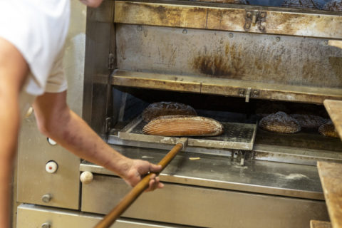 Vor- und Sauerteige werden selber in aufwendiger Handarbeit hergestellt. Die Teige können sich in Ruhe über einen Zeitraum von ca. 20 Std. entwickeln.