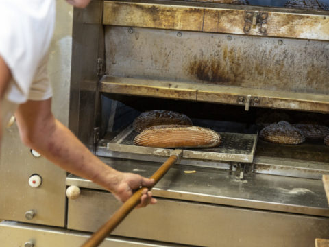 Vor- und Sauerteige werden selber in aufwendiger Handarbeit hergestellt. Die Teige können sich in Ruhe über einen Zeitraum von ca. 20 Std. entwickeln.